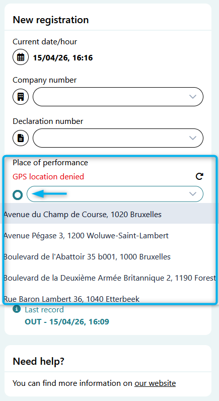 Registration form showing the current date and time, with empty company number and declaration number fields. The place of performance section displays the message “GPS location denied” and an arrow highlights the button used to open a drop‑down list of addresses. A link to the help website is displayed at the bottom of the screen.